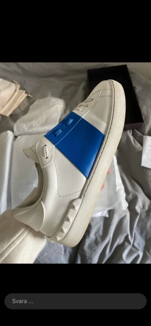 Valentino skor  - Valentino skor  Storle 40 men passar större Grymt skick! Alla tillbehör ingår såsom låda skosnören och dustbags!  Finns i centrala Stockholm 