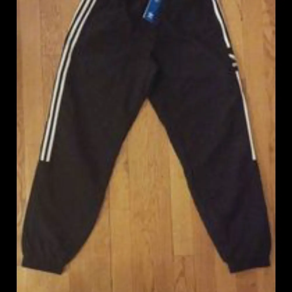 Selling this Adidas pants I got as a gift but didn't fit me and couldn't return as return date expired... . Jeans & Byxor.