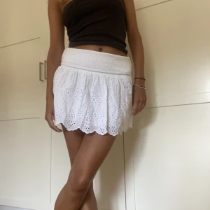 Kjol - Vit kjol från gina tricot. Köpt förra sommaren men aldirg använt. Nypris 399