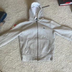 raulph lauren polo hoodie xs - köpt på plick men säljer pga säljaren skicka fel storlek, den är väldigt liten o passar om man e typ 155-170. Den är väldigt varm. pris kan diskuteras. Den är helt ny utan några defekter