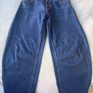 Säljer mina benz jeans från Eytys. Storlek 26x32, köpta för 2200kr.  I god skick några tecken på slitage.  Pris kan diskuteras! Hojta om det är några frågor!   