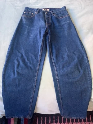 Eytys benz jeans - Säljer mina benz jeans från Eytys. Storlek 26x32, köpta för 2200kr.  I god skick några tecken på slitage.  Pris kan diskuteras! Hojta om det är några frågor!   