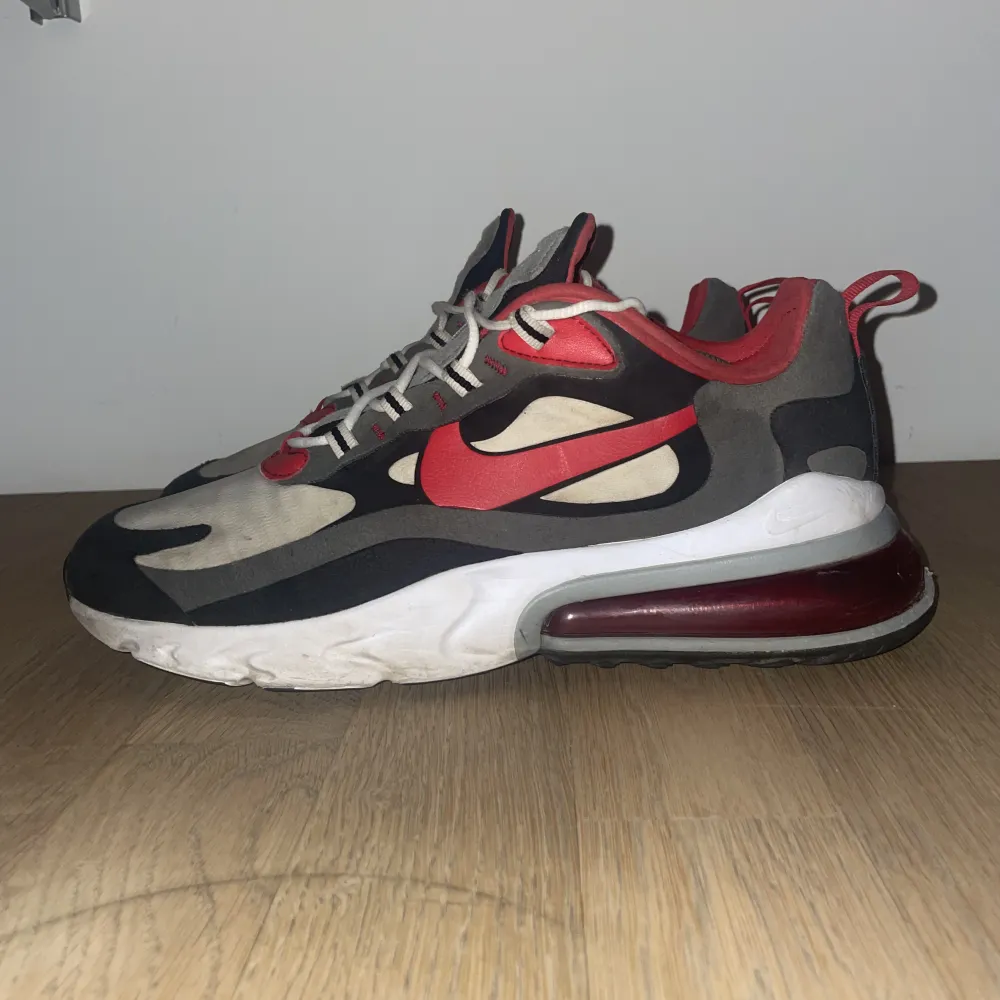 Använda Nike 270 react i storlek 44🔥✨. Skick 6/10, inga hål eller liknande. Säljer de pga de inte används längre. skriv för mer info.. Skor.