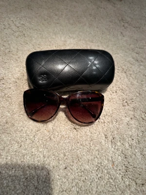 Vintage dam Chanel glasögon  - Chanel glasögon vintage  One size dvs passar alla  Ingår ett läder itui  Finns lite repor  Pris 1299kr kostar runt 6000kr i affär idag 