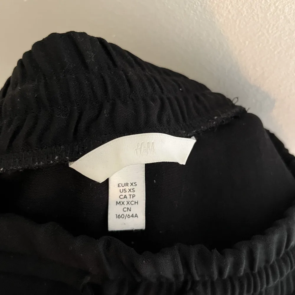 Svarta luftiga byxor från H&M, dessa är använda men har börjat kännas för stora. Storleken är xs, är 152 cm🤎. Jeans & Byxor.