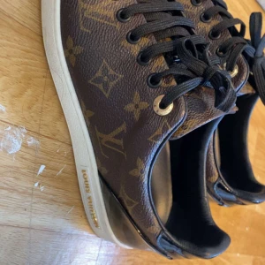 Lv skor - Nästan helt nya lv skor för dam, Dome äkta storlek 38, inga fel på dom. Behöver bli av me som för behöver pengar till andra saker