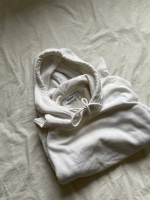 Weekday Hoodie - Säljer denna weekday hoodie i nyskick (endast testad) 🦋 nypris ungefär 350 säljer pga för liten
