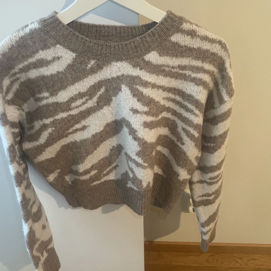 En kort långärmad tröja