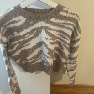 En kort långärmad tröja - En magtröja