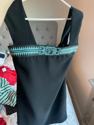 Versace klänning - En jätte elegant klänning från versace. Har aldrig haft tillfället till att ta på mig den å nu är den för lite. Det är storlek 40 men jätte liten i storlek. Hade sagt att det passar en xs-s. Köptes för 4399kr kvitto finns men måste bara hittas.