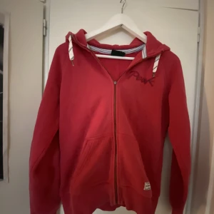 Peak performance zip hoodie - Röd zip peak performance. en liten del av Dragkedjan har gått av med den fungerar fortfarande som vanligt. Kan visa mer av det