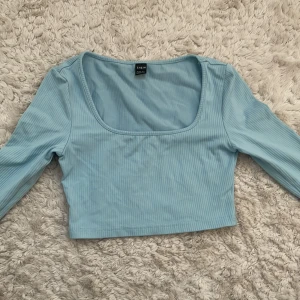 Blå topp - Jag säljer denna blåa somriga toppen från Shein och man kan se en liten fläk på bild två💙