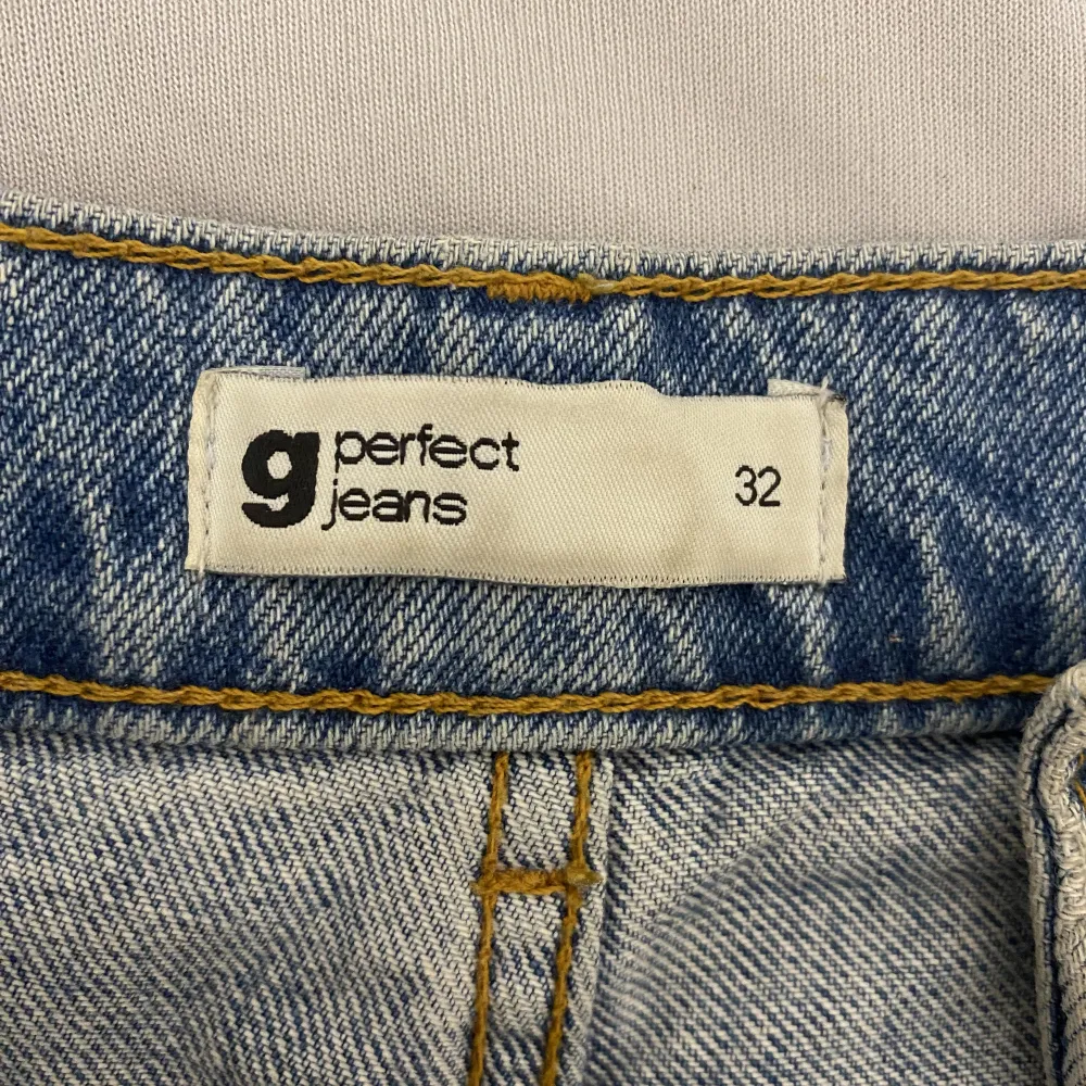Säljer dessa jeans från ginatricot då dom är försmå för mig.  Använda ganska väl! Men skulle säga att det inte syns.  Passar någon som är 170 och neråt. 💖💖🫶🏽. Jeans & Byxor.