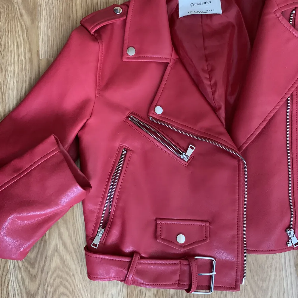 Red leather jacket from Stradivarius, waist length.  Size Small.  Barely used (Good condition). Jackor.