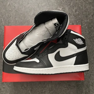 Jordan 1 Retro High 85 Black White (2023) - Jordan 1 Retro High 85 Black White (2023) Storlek: 42.5 och 44.5 Skick: DS (og box) Pris: 3199
