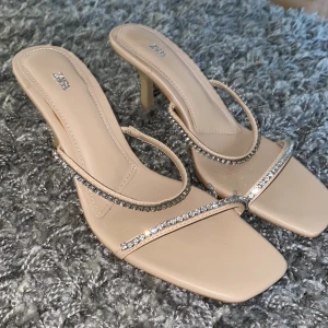 Glitterklackar - Beiga oanvända klackar från Zara. Säljs pga förstora. 