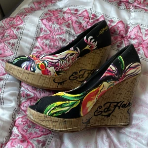 Ed Hardy skor - Ett par jätte fina ed Hardy klackar! Strl 39/40 jätte fina och bekväma men dom är för stora för mig.