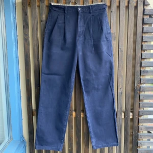 Mörkblå chinos Dockers - Mörkblå straighta chinos från Dockers i storlek 32/33. Pris: 99kr