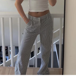 randiga byxor mango - blå o vit randiga byxor från mango som jag köpte nyss här på plick men säljer vidare då dom var för stora på mig❤️ är även öppen för att byta till ett par 36:or/34:or