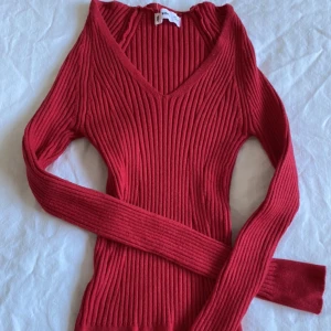 Röd tröja - Skön och stretchig, köpt från mango men har inte kommit till användning 🌟