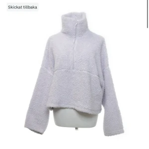 Mysig tröja från Monki - Skickade tillbaka varor från mitt sellpy konto därav använder jag bilder där ifrån.  Mysig tröja från Monki i storlek M. I lila rosa färg och i mysigt material.