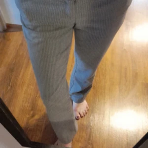 Kostymbyxor  - Säljer dessa byxor åt en kompis då hon inte får dom använt! OBS: hon är 160 cm på bilden!  💞 köparen står för frakten 💞