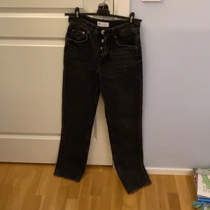 Svarta Zara jeans  - Superfina zara jeans som inte går att köpa längre! Dom har straight leg och passar mig perfekt som är 158 cm. Jag säljer dom då dom inte kommer till användning, och har endast använts några få gånger💕(frakt ingår i priset)
