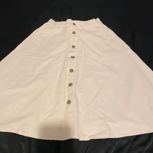 Kjol - Medellång sommar kjol har liten midja.