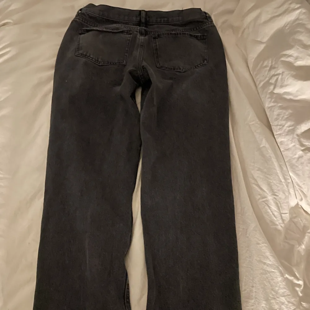 ginatricots lågmidjade jeans! basic men snygga 💋 köpte dom i ca februari, strl 38, har använts en gång. jag är 1,59 och dom sitter perfekt i längden. dom är i väldigt fint skick, inga hål eller missfärgningar nånstans. jag står för frakten. kram!!. Jeans & Byxor.