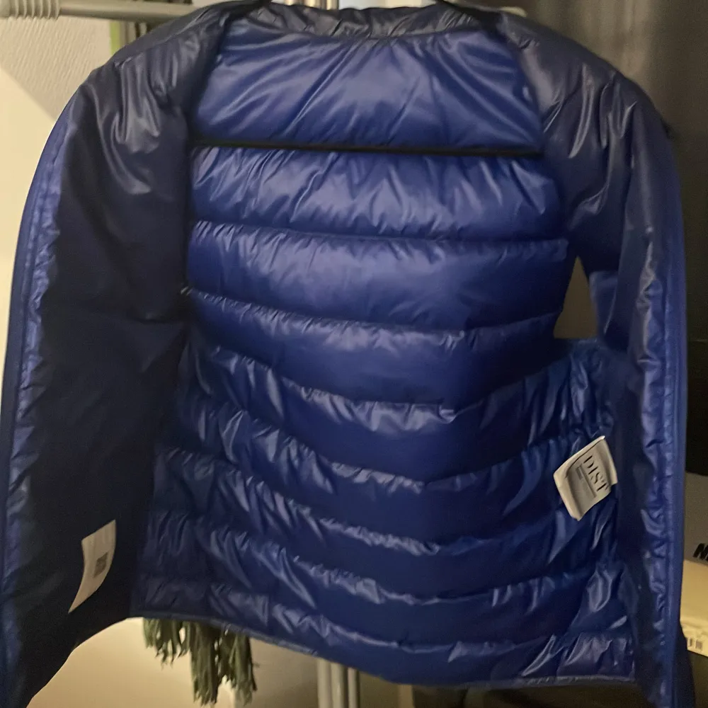 Moncler väst i mycket bra skick, inga skador över huvudtaget. säljer pågrund av att den börjar bli för liten. nypris 6000kr. Jackor.