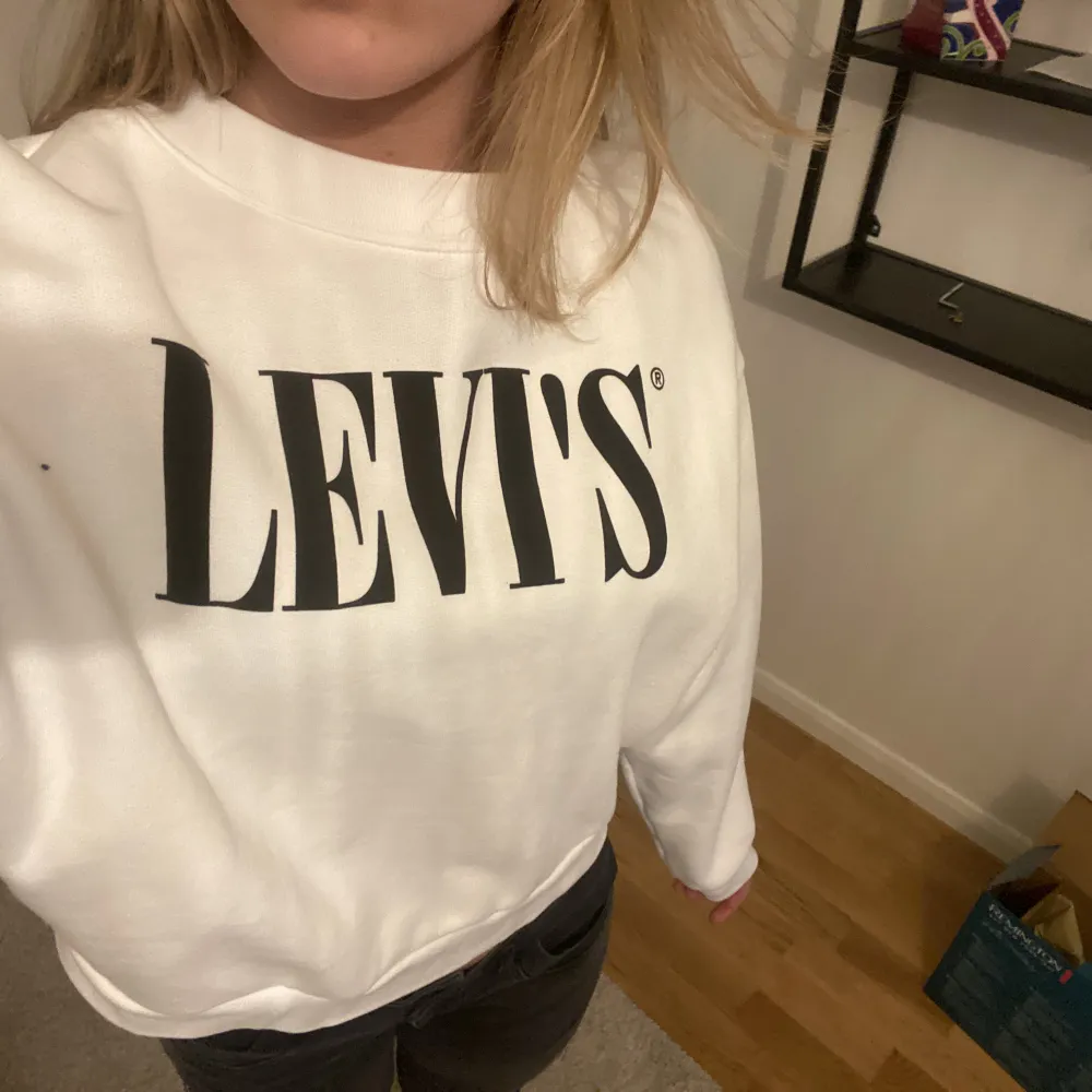 Hej! Säljer min nästan helt oanvända sweatshirt från Levis. Endast tvättad en gång samt använde en gång. Ser ut som ny, säljer då den tyvärr inte kommer till användning💕 pris kan diskuteras!. Tröjor & Koftor.