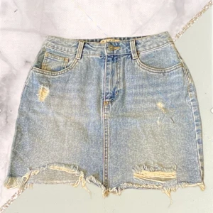 Denim skirt 💘 - Helt ny använd bara 1gång, inga skador alls❤️.  •Rök&djurfritt •Använd gärna köp nu!❤️ 