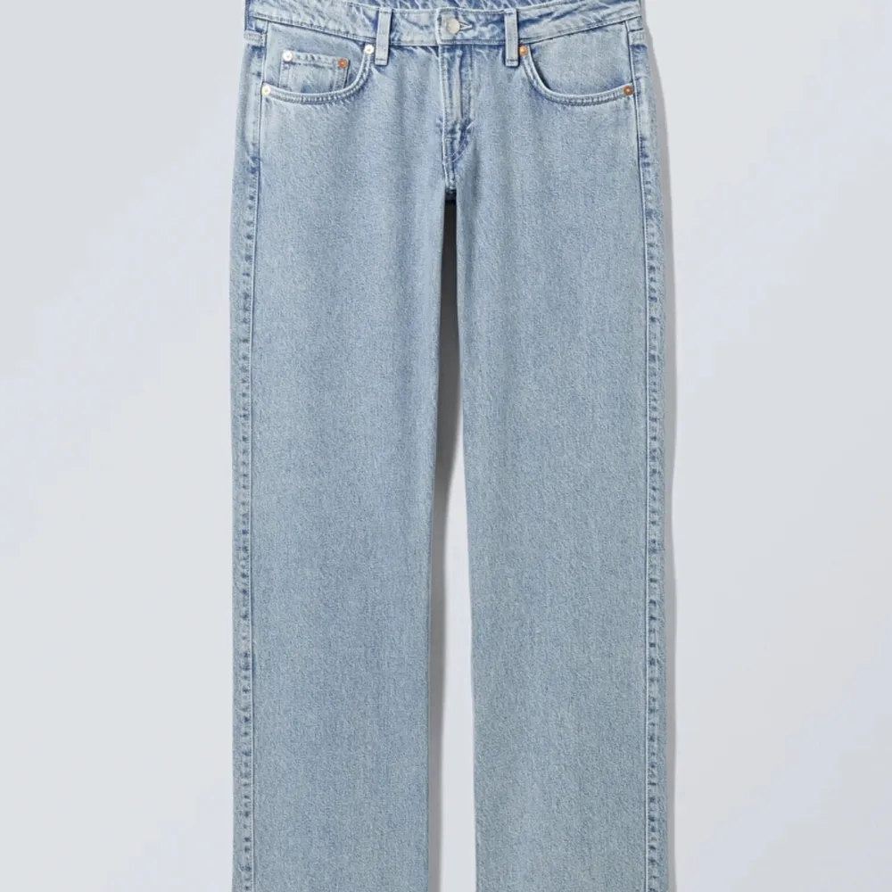 Jeans från weekday i modellen arrow straight low. Dom är knappt använda och säljer pga för korta och lite små för mig💓Ny pris 590kr. Storlek 26x32💞skriv pris förslag till mig. Jeans & Byxor.