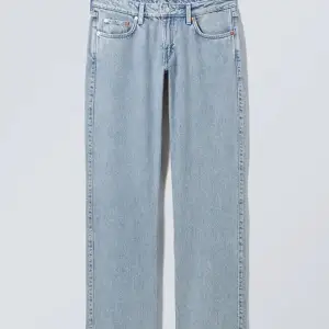 Jeans från weekday i modellen arrow straight low. Dom är knappt använda och säljer pga för korta och lite små för mig💓Ny pris 590kr. Storlek 26x32💞skriv pris förslag till mig