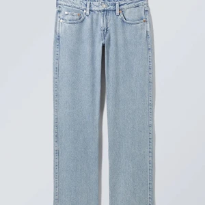 Weekday Arrow low straight jeans - Jeans från weekday i modellen arrow straight low. Dom är knappt använda och säljer pga för korta och lite små för mig💓Ny pris 590kr. Storlek 26x32💞skriv pris förslag till mig