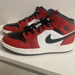 Jordan 1 ”Chicago Black Toe” Mid - Säljer ett par sparsamt använda Jordan 1 ”Chicago Black Toe” Mid. Inköpta från Merchsweden 2021 för 3249 kr. De är använda max 5 gånger totalt. Det finns inga skador på skorna, med andra ord ser de helt nya ut.