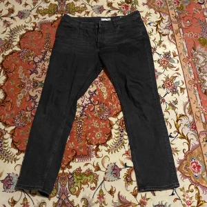 Jeans slim fit  - Har haft dem här jeansen nu ett par år. Har inte använd på länge så de dags att sälja dem. Inget fel med dem bra kondition fortfarande. Kan diskutera priserna.