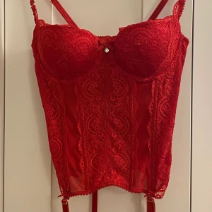 Röd lingerie - Aldtig använt. 70C. Säljer för att den inte passat mig. Skit sexigt.