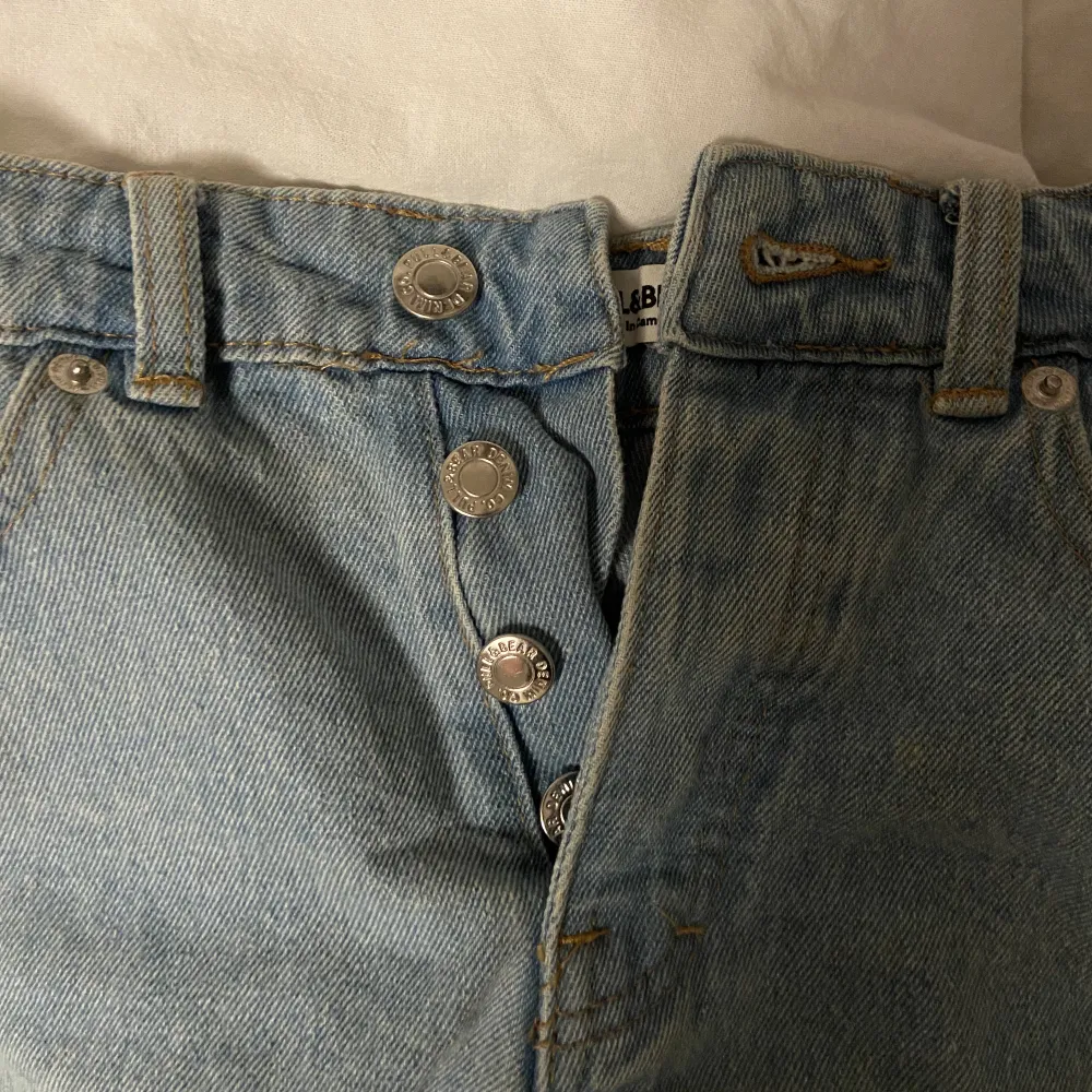 Säljer dessa jeans shorts från pull & bear som tyvärr är för små för mig ❤️ skulle säga att de är en xs❤️. Shorts.