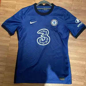 En Chelsea matchtröja från säsongen 2020/21 när de vann Champions League. Tröjan är för barn (XL) men funkar för vuxna (S)