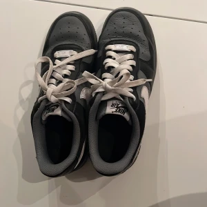 Nike airforces custom made  - Säljer Nike airforces custom made för 699 hyfsat bra skick men lite creasade köpte de i oktober 2022 och är använda i några veckor  storlek 39