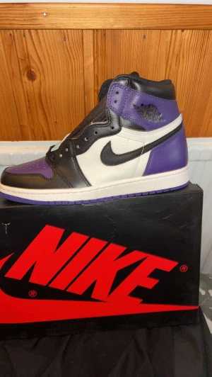 Jordan One Mid Court Purple - "Använda ett par ganger* Jordan 1 Court Purple i hyfsat bra skick, storlek 43. Box, dustbags, vita & Lila snören och StockX certifikationer medföljer.