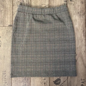Kjol - Grå rutig tajt kjol, knappt använd 