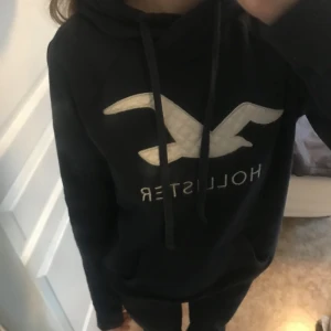 Hollister hoodie  - Superbekväm marinblå hoodie från hollister som passar storlek xs/s💙