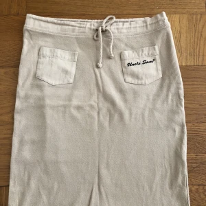 Långkjol - Secondhand. Slits nertill på sidorna.