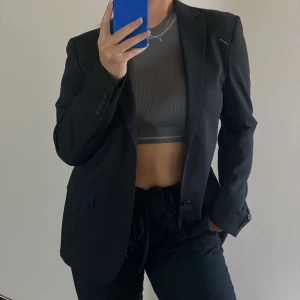 Kavaj - Snygg svart kavaj, herrmodell som sitter snyggt oversize på någon som har XS/S! (Det vita märket som syns är i spegeln). Jag har sytt bort axelvaddarna, annars helt och hållet i nyskick! 100kr + frakt🖤🦋