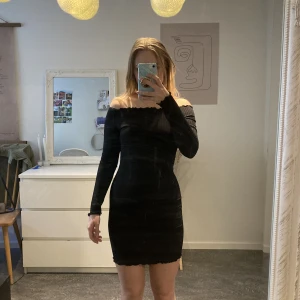 Svart Kort Fest Klänning 🖤 - En klänning som jag älskar! 🖤 Eftersom jag har två stycken hoppas jag att någon annan ska få glädje av denna 🥰