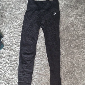 Gymshark sett  - Detta sätt är helt oanvänt och säljer för att jag aldrig haft på mig det, byxorna är strechiga med toppen är av den mindre storleken men båda plaggen är storlek xs finns i Örebro kan även skickas