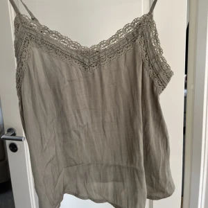 Grönt linne - Säljer detta superfina gröna linnet från hollister! Använd fåtal gånger så i bra skick! Är skrynkligt men det går ju lätt att stryka 💕