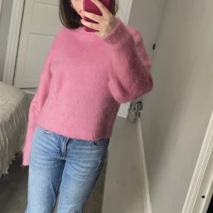 Säljer rosa tröja från hm!!💕 - Säljer en jätte fin tröja från hm!! Använd Max en gång så i jätte fint skick passar bara inte mig!!💓👌jätte fin och ordinarie pris var 700 så säljer därför för 450❤️ jätte fin till sommaren!!💕❤️